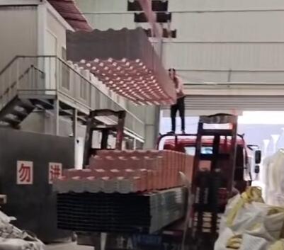 甘肅草莓视频二维码下载入口建材紅色樹脂瓦裝車發貨！